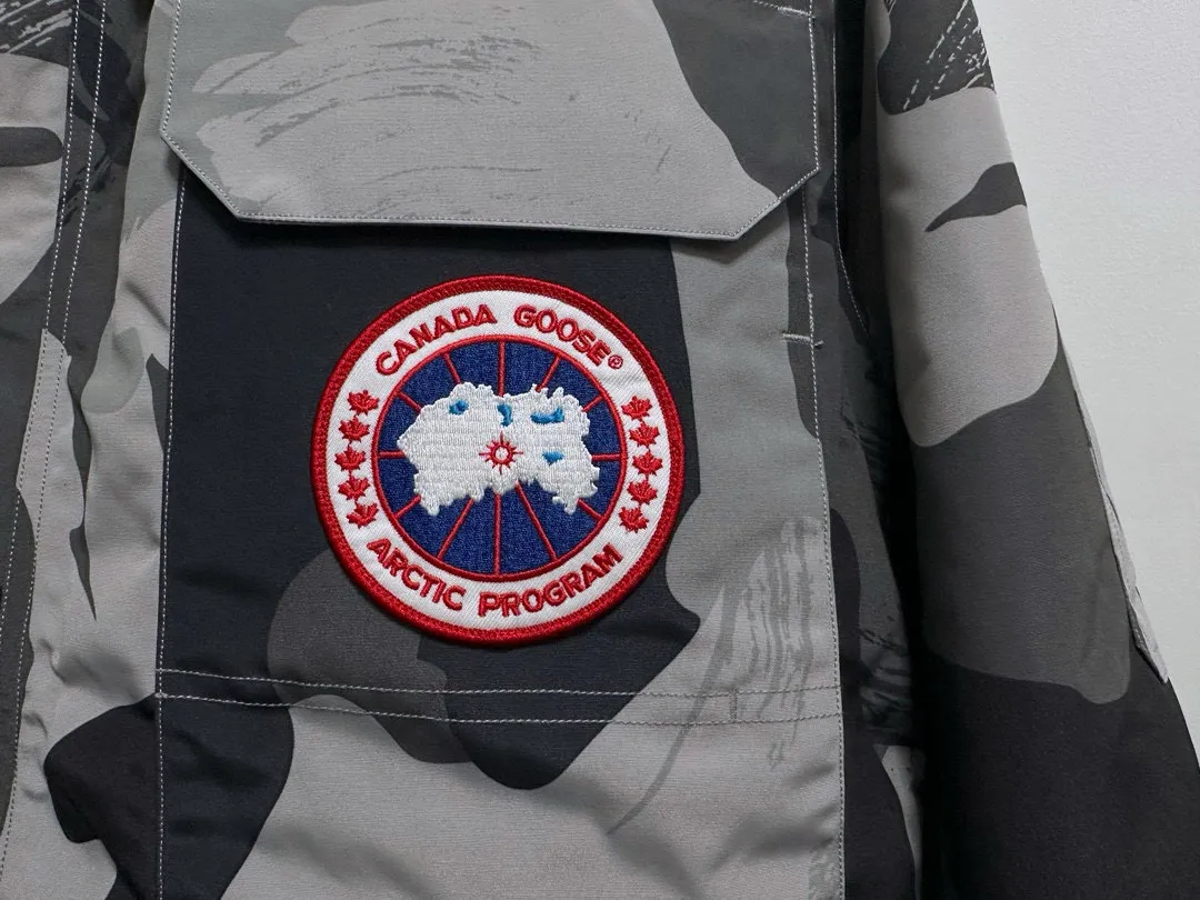 P780 top purchasing version, camouflage gray (wolf fur optional) 🇨🇦CANADA GOOES 24 new models 08/couple models Factory direct supply: supplying global purchasing, micro-business, entities, Tmall, high-end stalls and studio cooperation, free shipping! Canada Goose Expedition Parka 2008 is the same style for men and women. It is mid-length and the most timeless classic. All Arctic and Antarctic scientific expedition teams choose Canada Goose as their cold-proof equipment. It is the Rolls-Royce of down jackets. ➖ Industry-leading anti-counterfeiting chip sensing. ➖ Imported Behringer embroidery machines and customized embroidery labels, the highest level and industry leading. ➖ Imported Korean 21-count polyester-cotton blended original fabric, TC85 waterproof coated fabric, water-repellent, windproof and wear-resistant. ➖ The new national standard 80 white duck down is filled with an average of 520 grams of down. The amount of down filled is industry-leading. ➖ 100% nylon lining with double double-layer sealing design to prevent velvet running, and seamless thread design on the cuffs! ➖ Western Canadian Green Wolf Collar. ➖ Yoshida YKK provides original factory-customized electroplated sliders. YKK two-way lockable zippers are tight and smooth and do not peel off paint. ➖ 3M composite Velcro is durable and the accessories and hardware are all custom-made. Note: Our copywriting is only simple and clear. Instead of bragging about the copywriting, it is better to compare and understand with samples. Only for the purest goose, the most dedicated, the most professional, the highest quality, the highest cost performance!  Size:XS-XXL